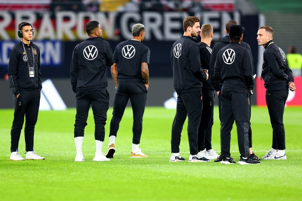 Arena in Leipzig: Die Nationalmannschaft steht auf dem Rasen kurz vor dem Aufwärmen für das Spiel gegen Ungarn.