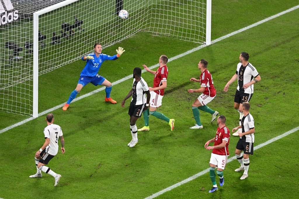 Deutschlands Torhüter Marc-Andre ter Stegen (l) kann das Tor zum 0:1 durch Ungarns Szalai nicht verhindern.