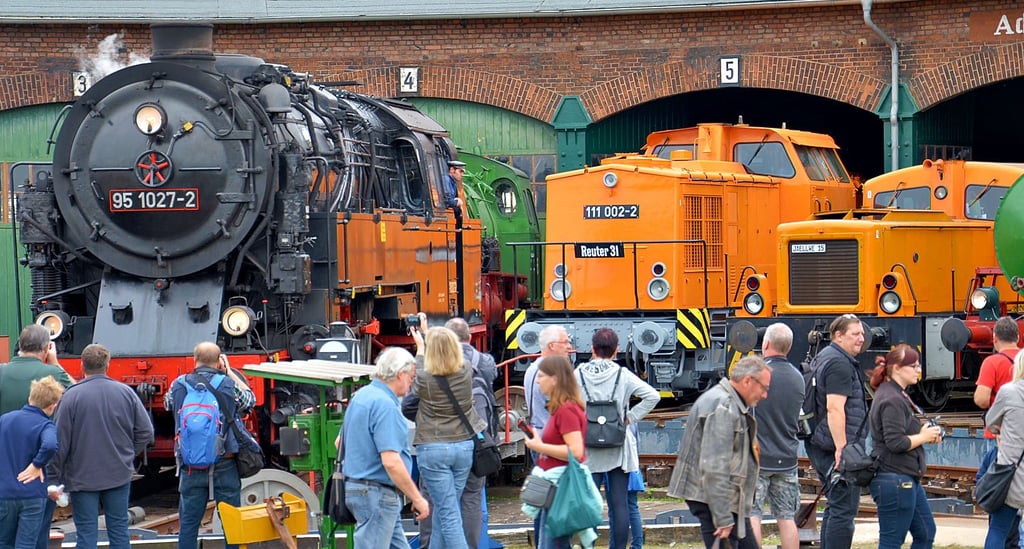 Der Staßfurter Lokschuppen mit seiner vielfältigen historischen Eisenbahntechnik auf und an der Drehscheibe lockt am 1. und 2. Oktober nicht allein. Pendelverkehr verbindet die Besucher des hiesigen Herbstlokfests erstmals mit den Ausflugsangeboten der Mansfelder Bergwerksbahn.