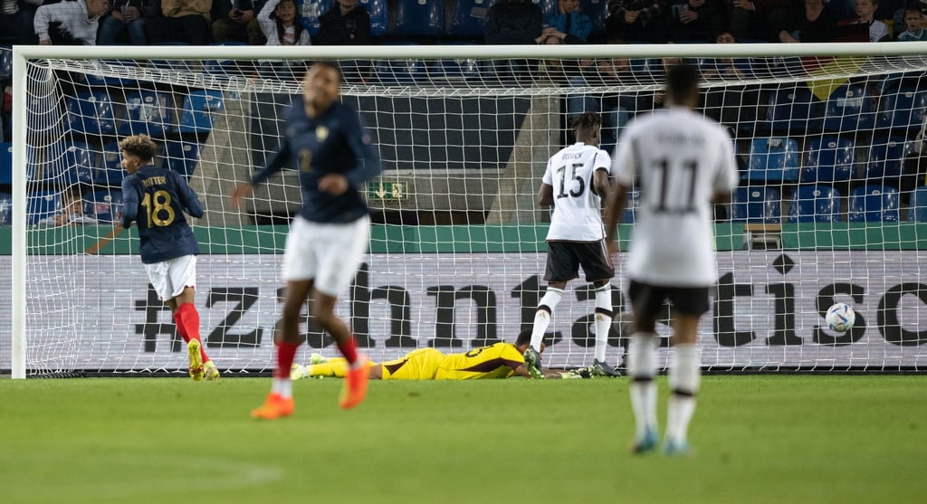 Der entscheidende Treffer: Deutschlands Torhüter Noah Atubolu kann das 1:0 durch Frankreichs Amine Gouiri nicht verhindern.