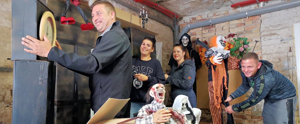 Gruselstimmung in Veckenstedt: Ein Gruppe Freunde – zu ihnen zählen Marcel Feuerstack, Andrea Spindler, Antje Feuerstack und Andy Bosse (von links) – hat sich zusammengetan und verwandelt einen Hof zu Halloween in eine Horror-Meile.