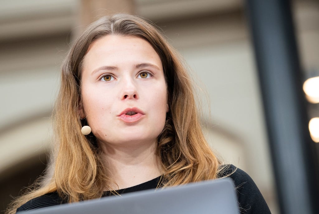 Luisa Neubauer von Fridays for Future nimmt an einem Pressegespräch teil.