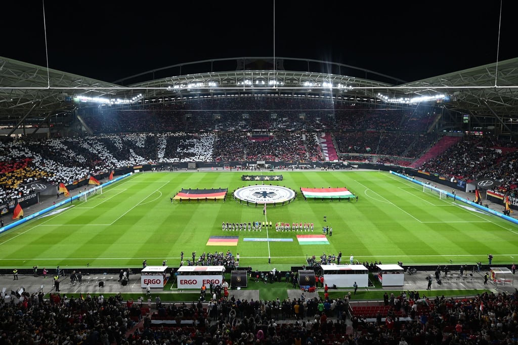 Spieler halten eine Schweigeminute für den deutschen gestorbenen Fußballspieler Uwe Seeler. Anschließend hört man laute „Uwe“-Chorgesänge.