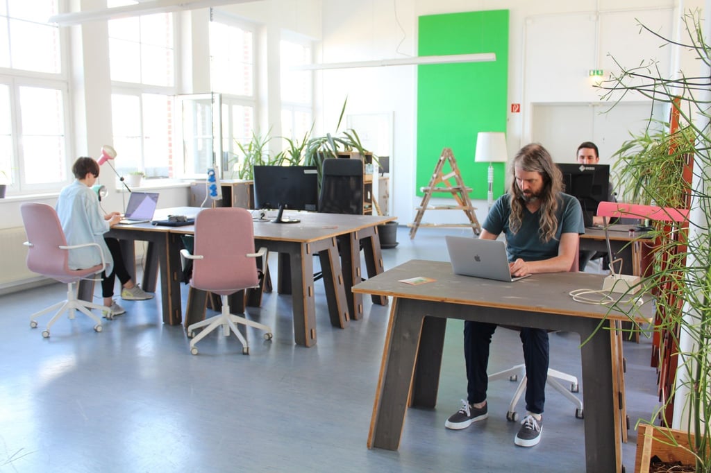 Menschen arbeiten im Coworking-Space im Technologie- und Gewerbezentrum Prignitz (TGZ).