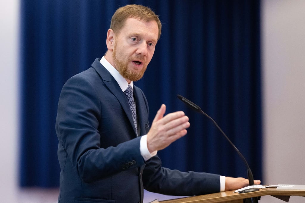 Michael Kretschmer (CDU), Ministerpräsident von Sachsen, spricht auf der einer Versammlung.