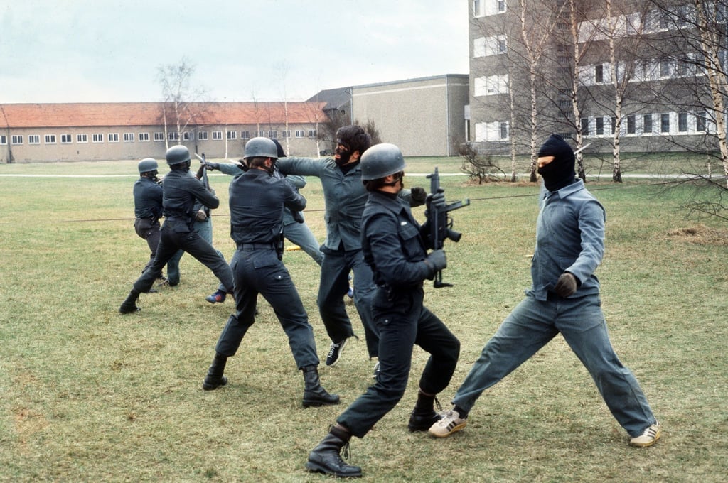 Mitglieder der Anti-Terroreinheit GSG 9 bei der Ausbildung im Nahkampf im Jahr 1979.
