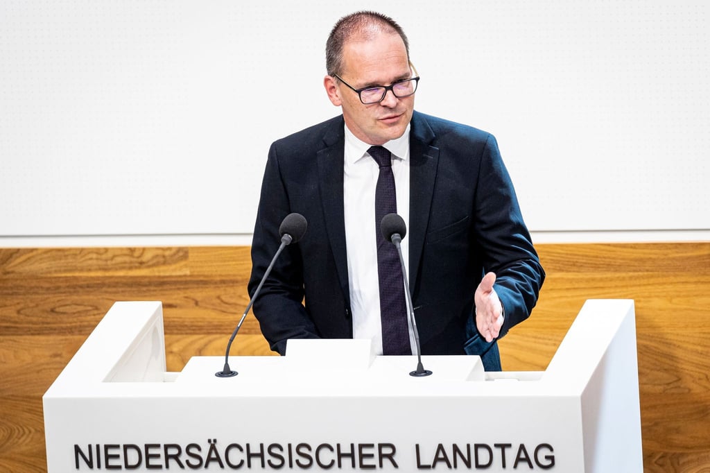 Niedersachsens Kultusminister Grant Hendrik Tonne spricht im niedersächsischen Landtag.