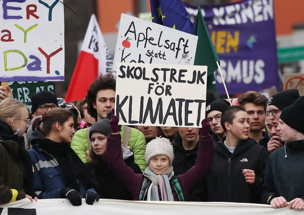 Die Klimaaktivistin Greta Thunberg (M) aus Schweden nimmt an einer „Fridays for Future“-Demonstration in Hamburg teil.