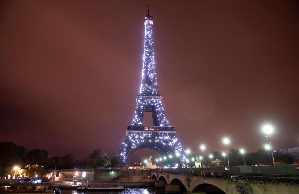 Bislang leuchtete der Eiffelturm in Paris bis tief in die Nacht, aber künftig gehen die Lichter wegen der Energiekrise bereits um 23.45 Uhr aus.