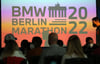 Athleten und Journalisten verfolgen die Pressekonferenz zum diesjährigen Berlin-Marathon.