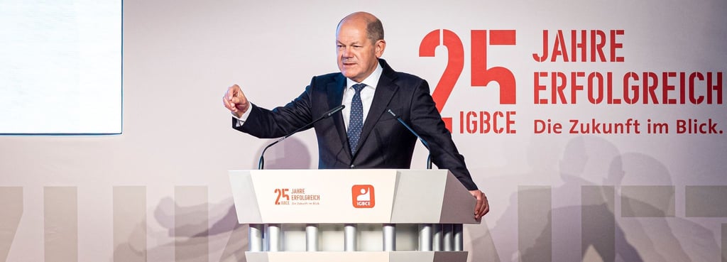 Bundeskanzler Olaf Scholz (SPD), hält eine Rede.