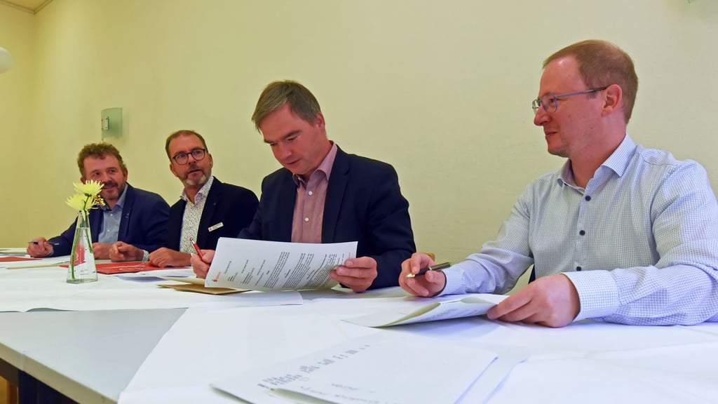 Matthias Poeschel, Hans-Michael Strube, OB Steffen Amme und Heiko Röhl (von links) bei der Unterzeichnung des Sponsorenvertrages.