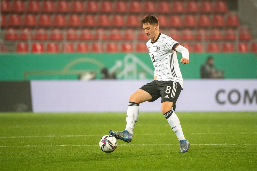 Verletzungsbedingt fällt Jonathan Burkhardt aus. Deshalb führt Angelo Stiller die U21 National-Mannschaft als Kapitän gegen Frankreich an.
