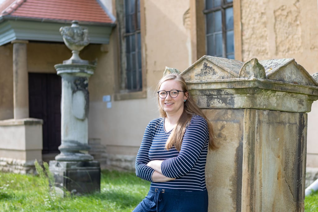 Sarah Zimmermann an der Kirche in Maßnitz