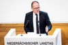 Niedersachsens Kultusminister Grant Hendrik Tonne spricht im niedersächsischen Landtag.