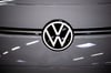 Das Logo von Volkswagen an einem Elektroauto.