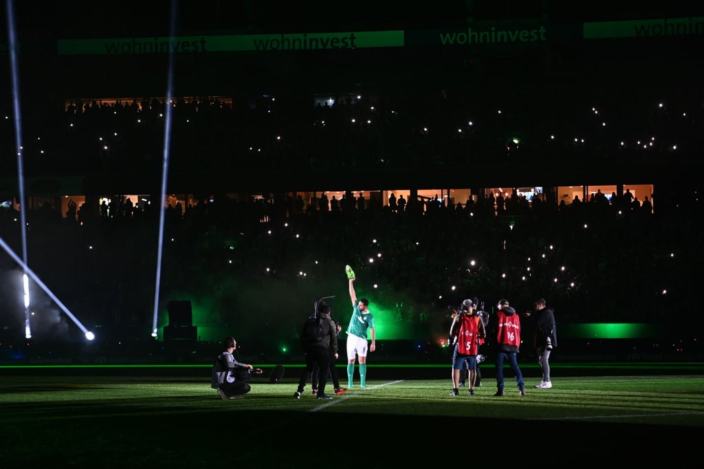 Claudio Pizarro bedankt sich nach dem Spiel bei den Fans im ausverkauften Weserstadion.