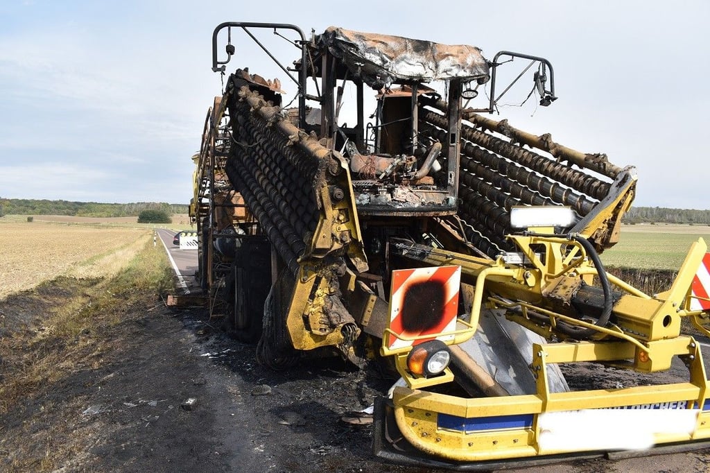 Auf der L83 hat eine landwirtschaftliche Arbeitsmaschine Feuer gefangen.