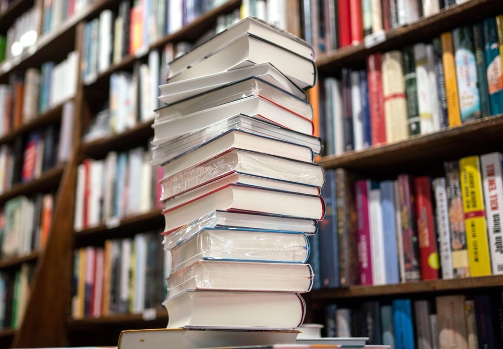 Ein Bücherstapel liegt in einer Buchhandlung auf dem Tisch.