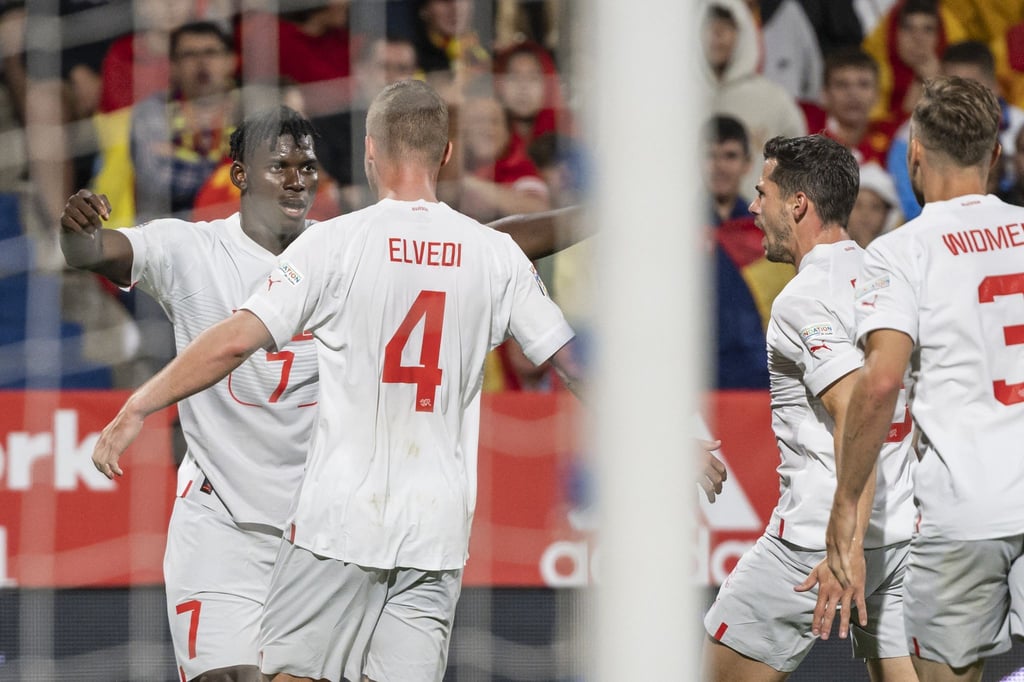 Stürmer Breel Embolo (l) erzielte beim Schweizer Sieg gegen Spanien das 2:1.