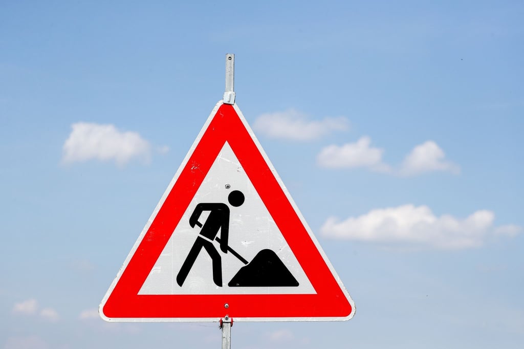 Ein Schild weist auf eine Baustelle hin.