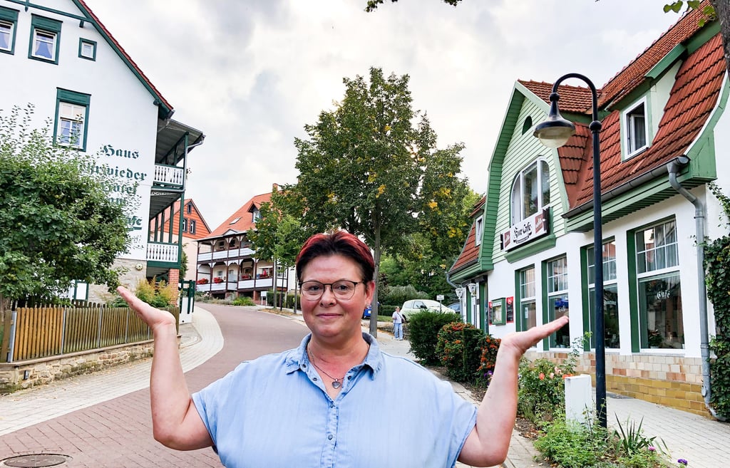 Inhaberin Marion Winderlich freut sich darauf, rund um das Kur-Café (rechts) und das Hotel „Haus Kehrwieder“ (links) das 100-jährige Bestehen des Familienunternehmens gemeinsam mit ihren Gästen zu feiern.