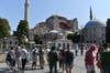 Touristen schlendern in der Nähe der Hagia Sophia in Istanbul.