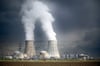 Dampf steigt aus den Kühltürmen des Atomkraftwerks Doel bei Antwerpen auf.