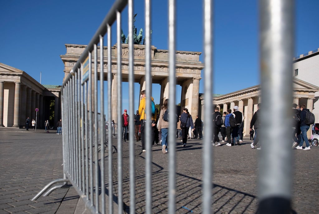 Absperrgitter für den Berlin-Marathon stehen am Brandenburger Tor.