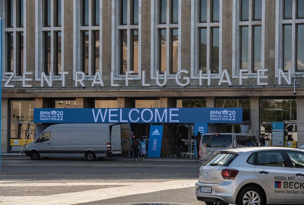 "Welcome" steht auf dem Schild. Dort können sich die Teilnehmer am Berlin-Marathon registrieren.