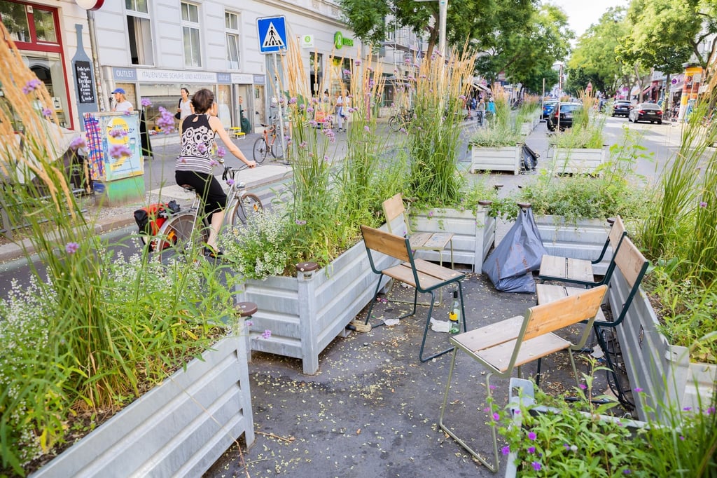 Eine Fahrradfahrerin fährt auf der Bergmannstraße im Berliner Stadtteil Kreuzberg.