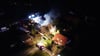 Drohnenfoto aus der Einsatznacht: Beim Brand einer ehemaligen Tischlerei in Weddendorf (Oebisfelde-Weferlingen) waren rund 70 Feuerwehrleute im Einsatz.