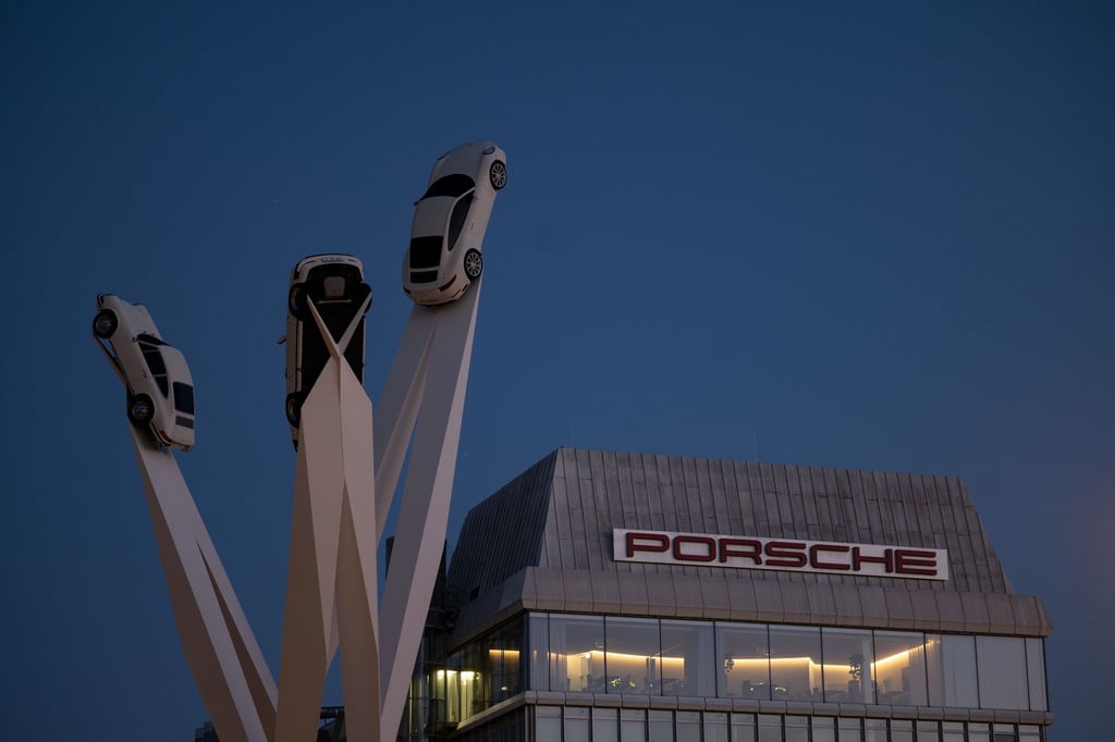 Das Kunstwerk Inspiration 911 von Gerry Judah ist vor dem Porsche-Hauptwerk zu sehen.