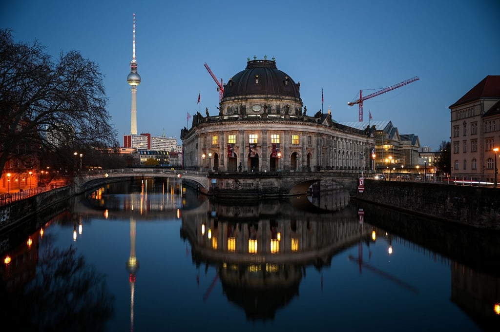 Hinter ein paar Fenstern im Bode-Museum scheint in der "Blauen Stunde" Licht.