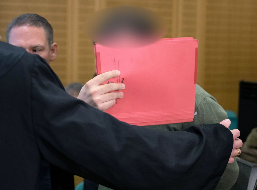 Der 35-jährige Angeklagte soll als Fußball-Jugendtrainer in zahlreichen Fällen Jugendliche vergewaltigt und missbraucht haben.