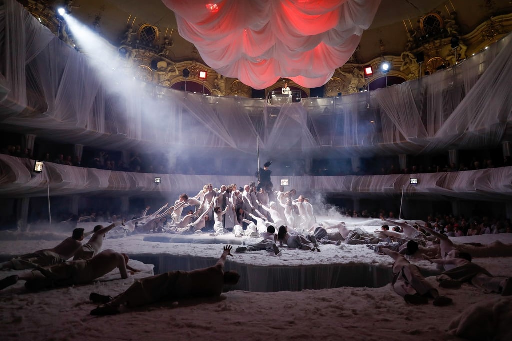 Darstellerinnen und Darsteller spielen während der Fotoprobe vor Premiere von Luigi Nonos "Intolleranza 1960" in der Komische Oper.
