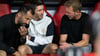 FCB-Sportvorstand Hasan Salihamidzic (l) stärkt Trainer Julian Nagelsmann (r) den Rücken.