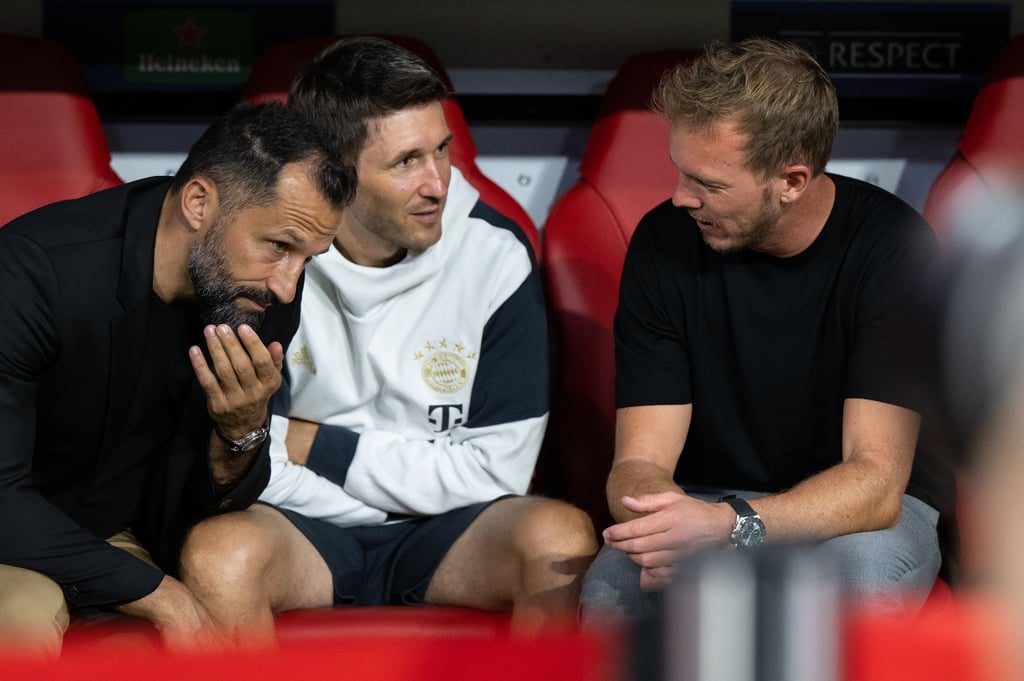 FCB-Sportvorstand Hasan Salihamidzic (l) stärkt Trainer Julian Nagelsmann (r) den Rücken.