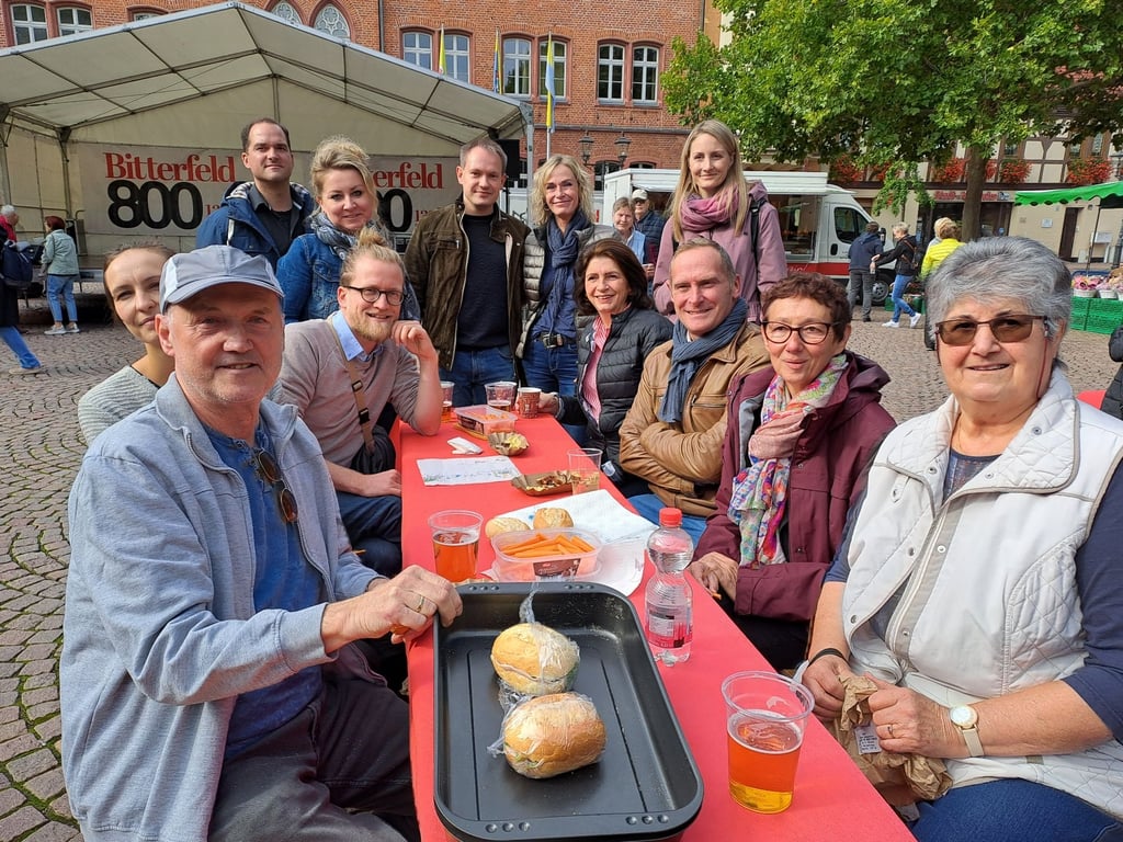 Die Gäste aus den Partnerstädten werden von den Bitterfeldern herzlich begrüßt und lassen es sich beim gemeinsamen Bürgerbrunch schmecken.