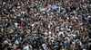 Besucher feiern beim Lollapalooza Festival am Berliner Olympiastadion.