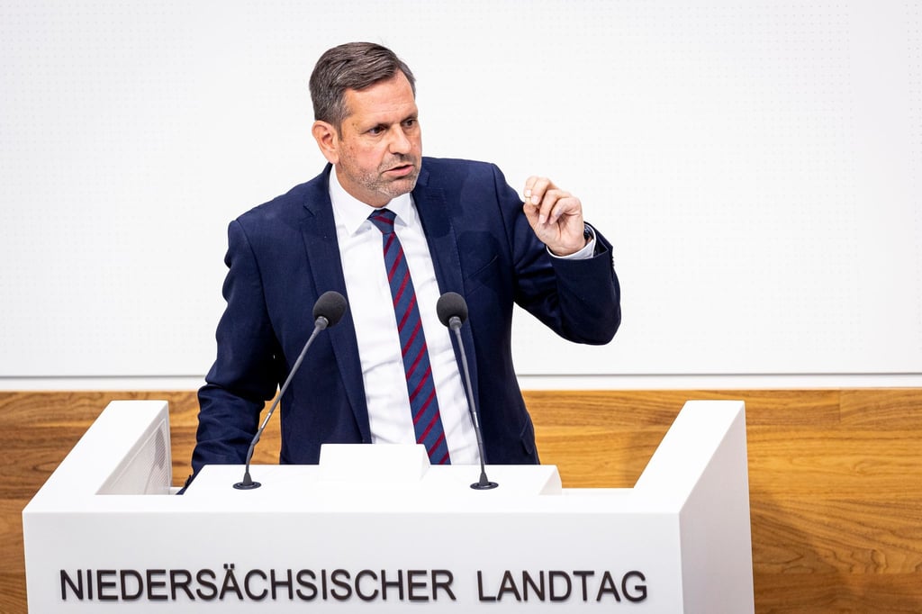 Olaf Lies (SPD), Umweltminister von Niedersachsen, spricht im niedersächsischen Landtag.