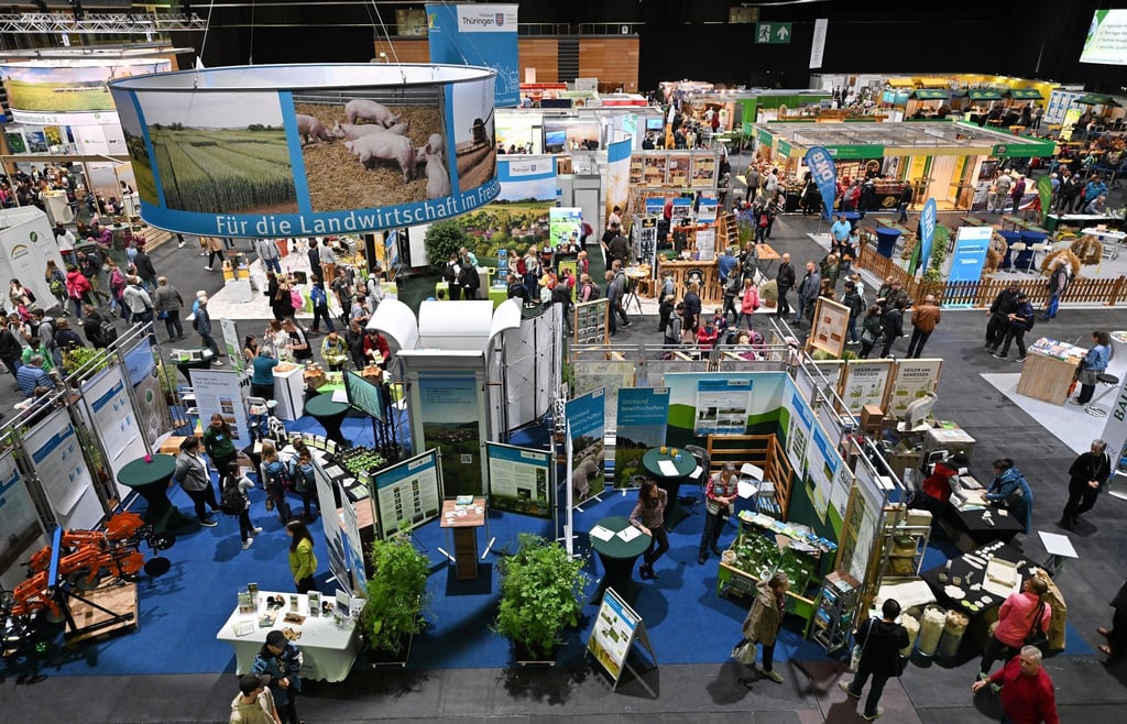 Gäste besuchen die Landwirtschaftsmesse Grüne Tage Thüringen in einer Halle der Messe Erfurt.