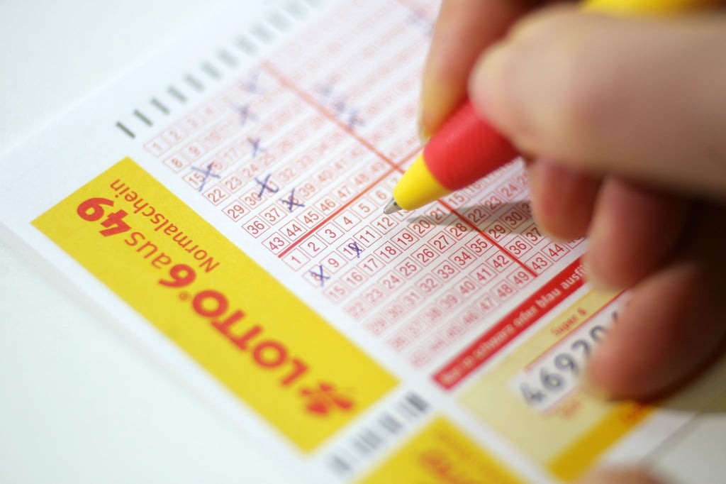 Ein Lotto-Schein wird ausgefüllt.
