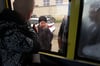 Ein russischer Rekrut blickt in Wolgograd beim Abschied durch ein Busfenster auf seine weinende Mutter.