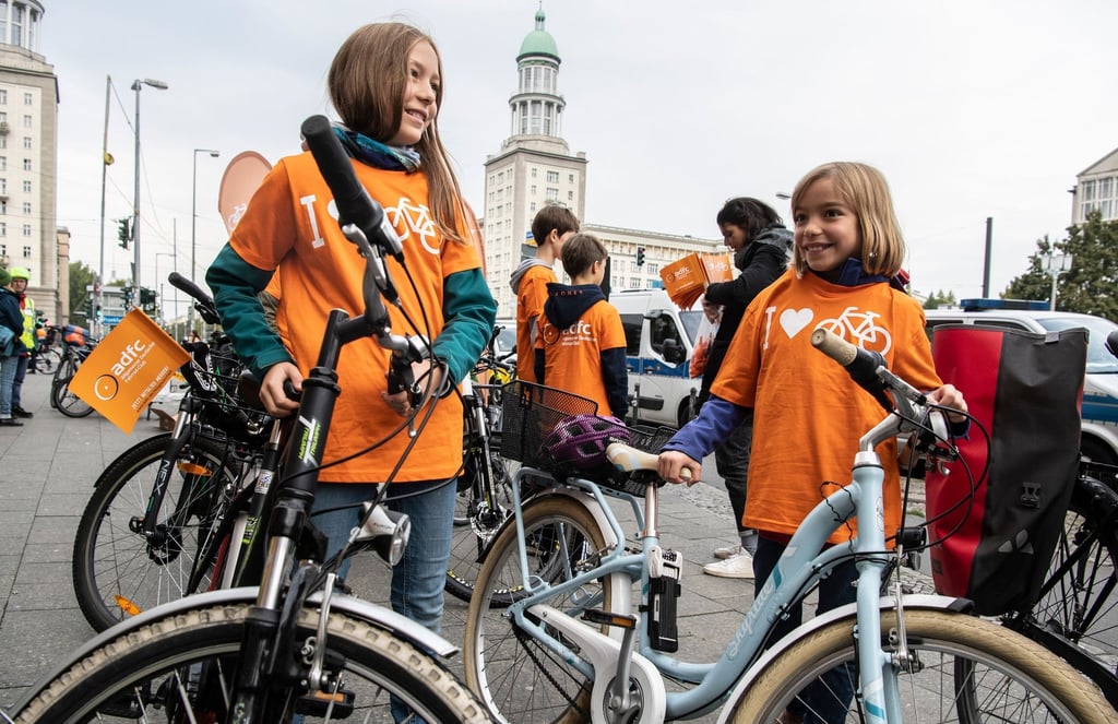 Elena (11) und Lucie (8/r) nehmen an der Kinder-Fahrraddemonstration "Kidical Mass" teil.