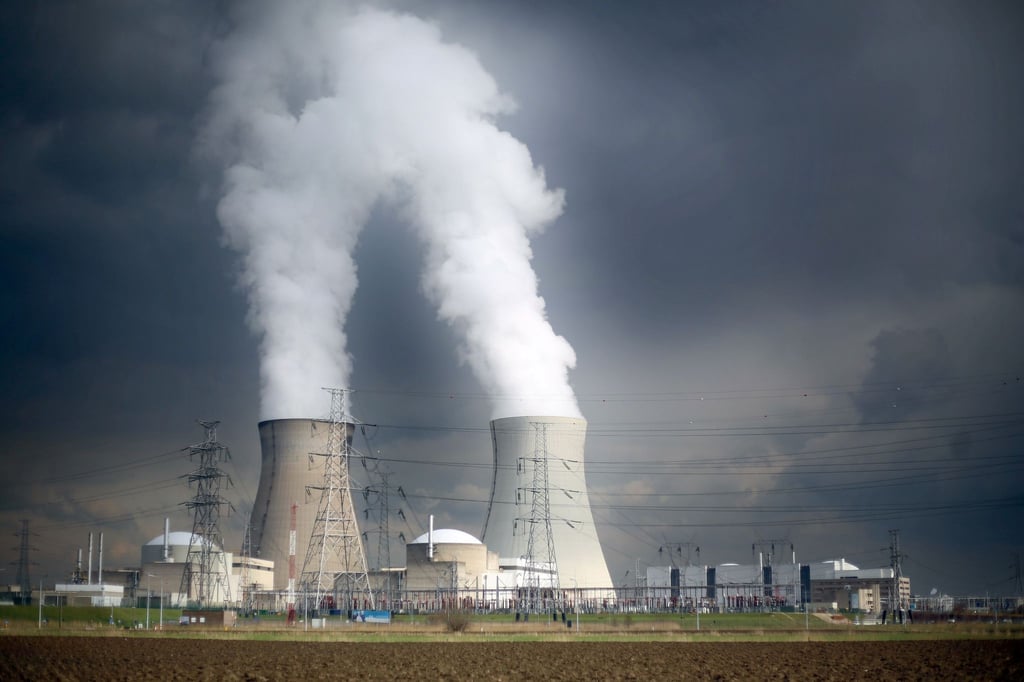 Dampf steigt aus den Kühltürmen des Atomkraftwerks Doel bei Antwerpen auf.