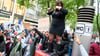 Eine Frau schneidet sich in Hamburg demonstrativ die Haare ab, um sich mit den Frauen im Iran zu solidarisieren.