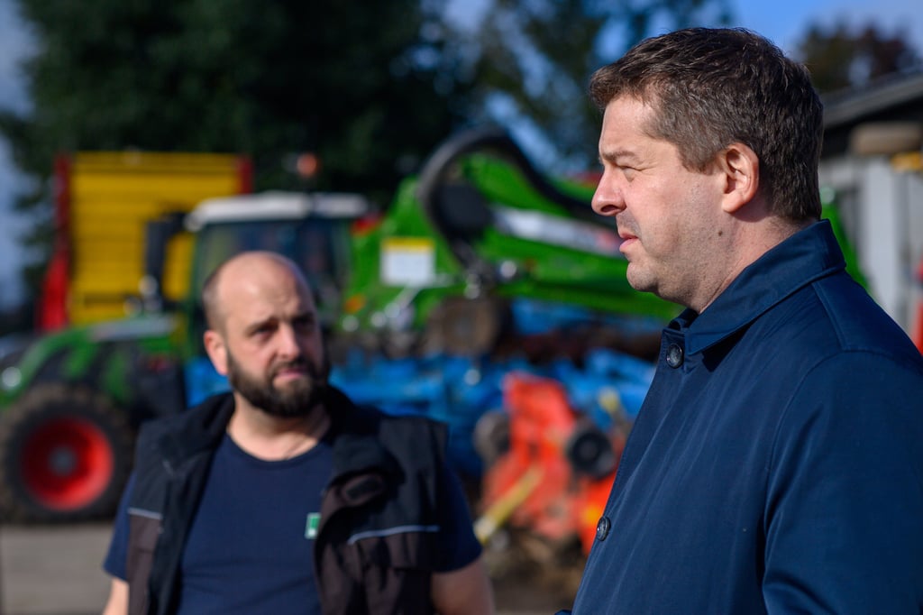Kommt die Umstellungsprämie oder kommt sie nicht? Landwirtschaftsminister Sven Schulze beim Besuch eines Öko-Hofs in der Börde.
