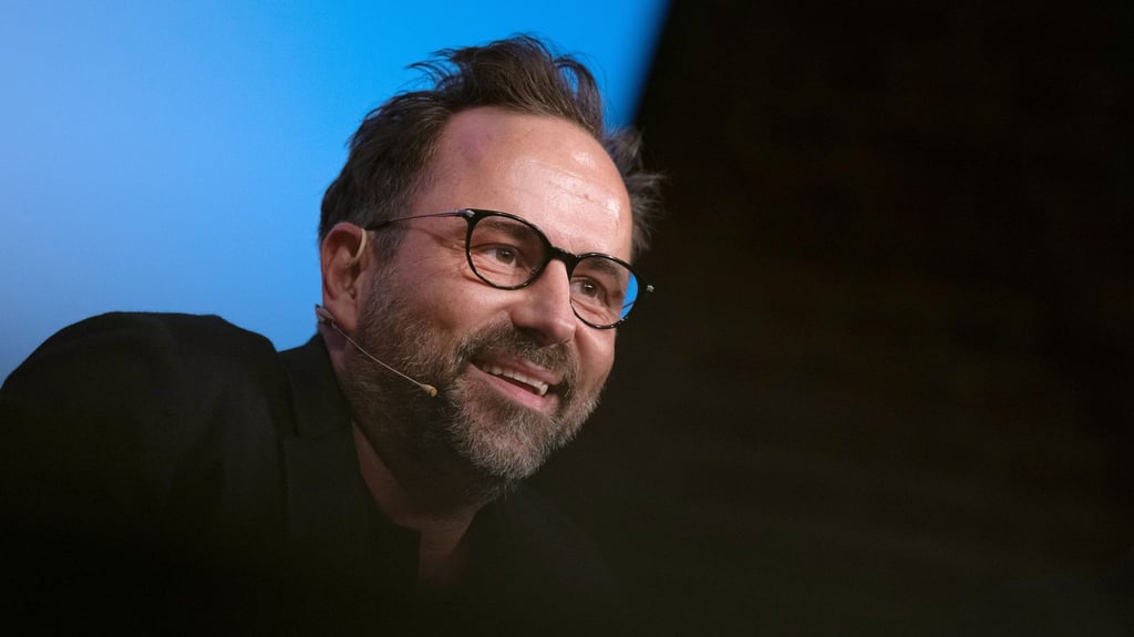 Kurt Krömer, Komiker, sitzt im Rahmen des Literaturfestivals Lit.Cologne auf der Bühne in den Balloni Hallen.