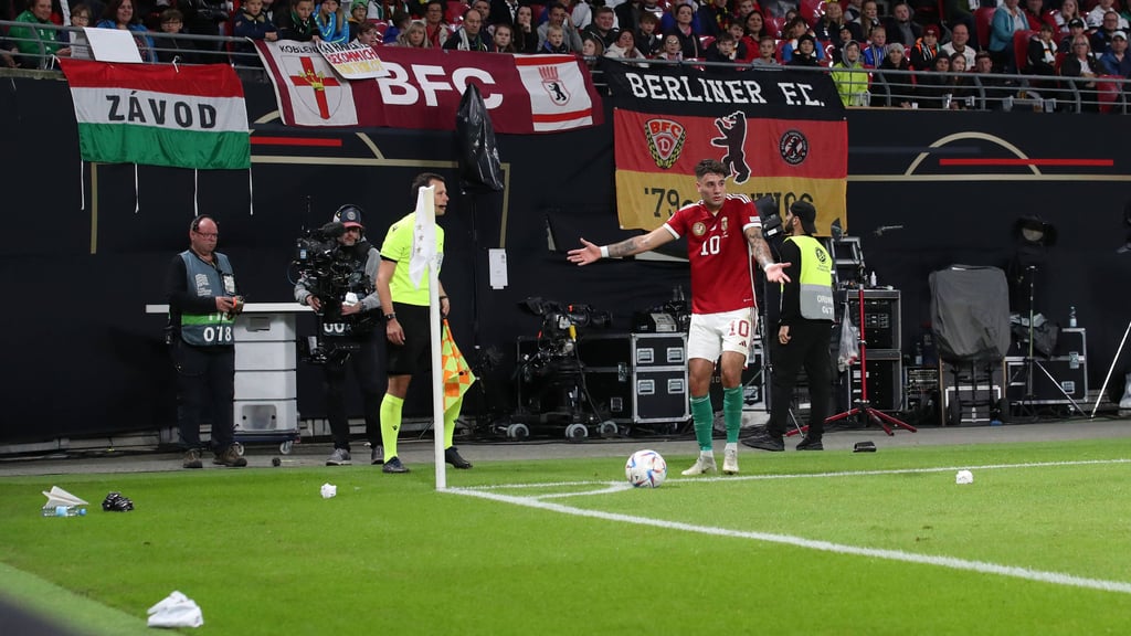 Dominik Szoboszlai wird mit Papier beschmissen und beschwert sich daraufhin.